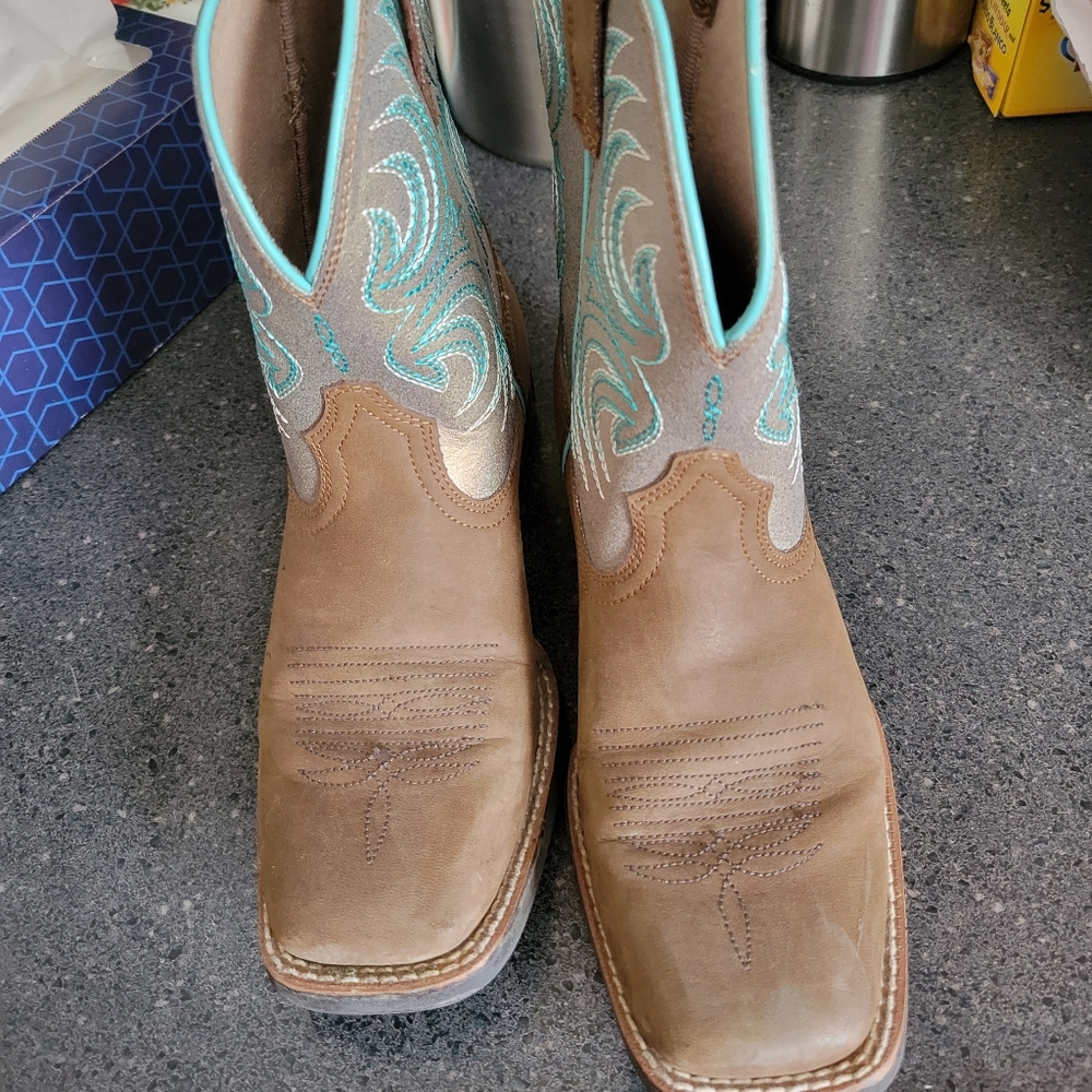 Girls ariat boots size 4 brown boot wit teal